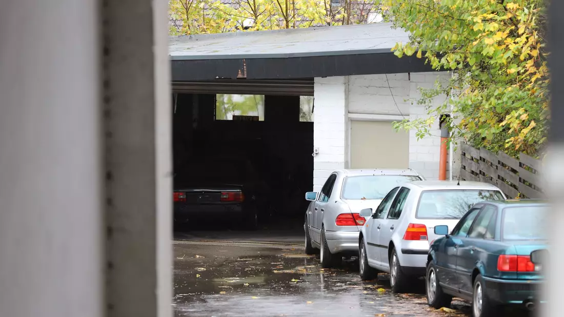 Ob es sich bei den Fundstücken um scharfe Schusswaffen handelt, wird noch untersucht. - Bild: Sascha Thelen/dpa