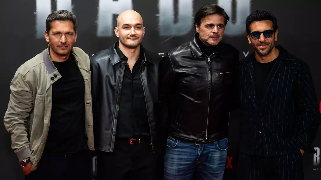 Die Köpfe hinter der Doku (links nach rechts): Pacco-Luca Nitsche, Sinan Sevinç, Juan Moreno und Elyas M'Barek. (Archivbild) - Bild: Christophe Gateau/dpa