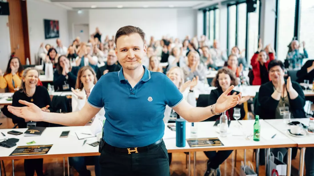 Patrick Khatrao von der Golden Voice Academy: Hörbuchsprecher werden als Quereinsteiger – so baut sich jeder von zu Hause aus ein erfolgreiches Business auf - Bild: presseportal.de