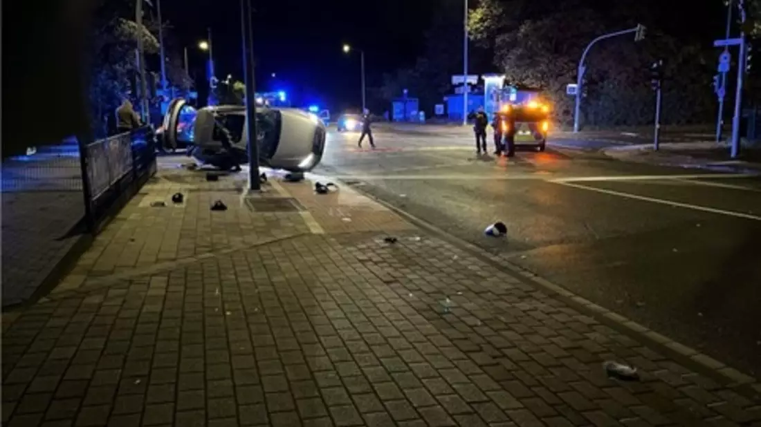 POL-DU: Hüttenheim: Kollision in der Nacht - Auto kippt auf die Seite - Bild: presseportal.de