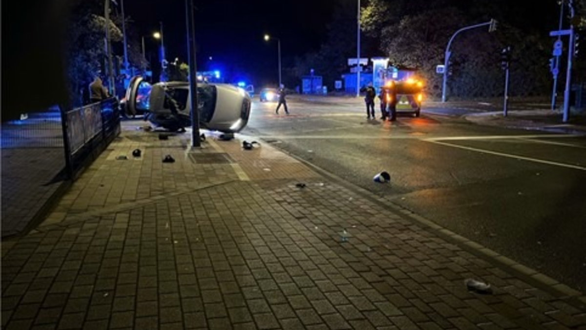POL-DU: Hüttenheim: Kollision in der Nacht - Auto kippt auf die Seite - Foto: presseportal.de