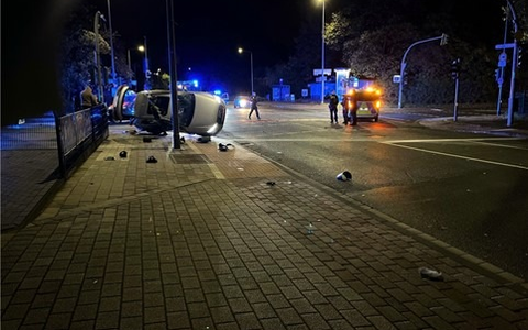 POL-DU: Hüttenheim: Kollision in der Nacht - Auto kippt auf die Seite - Foto: presseportal.de