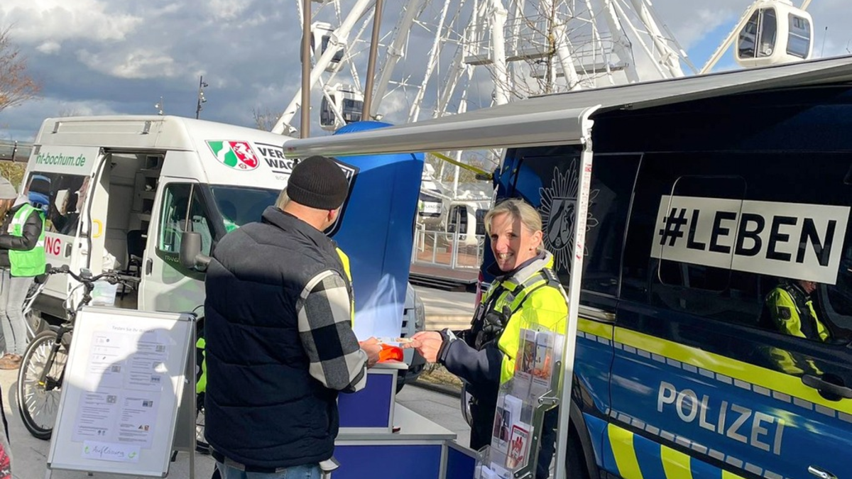 POL-BO: Sicherheit durch Sichtbarkeit - Aktion der Polizei Bochum im Ruhrpark - Foto: presseportal.de