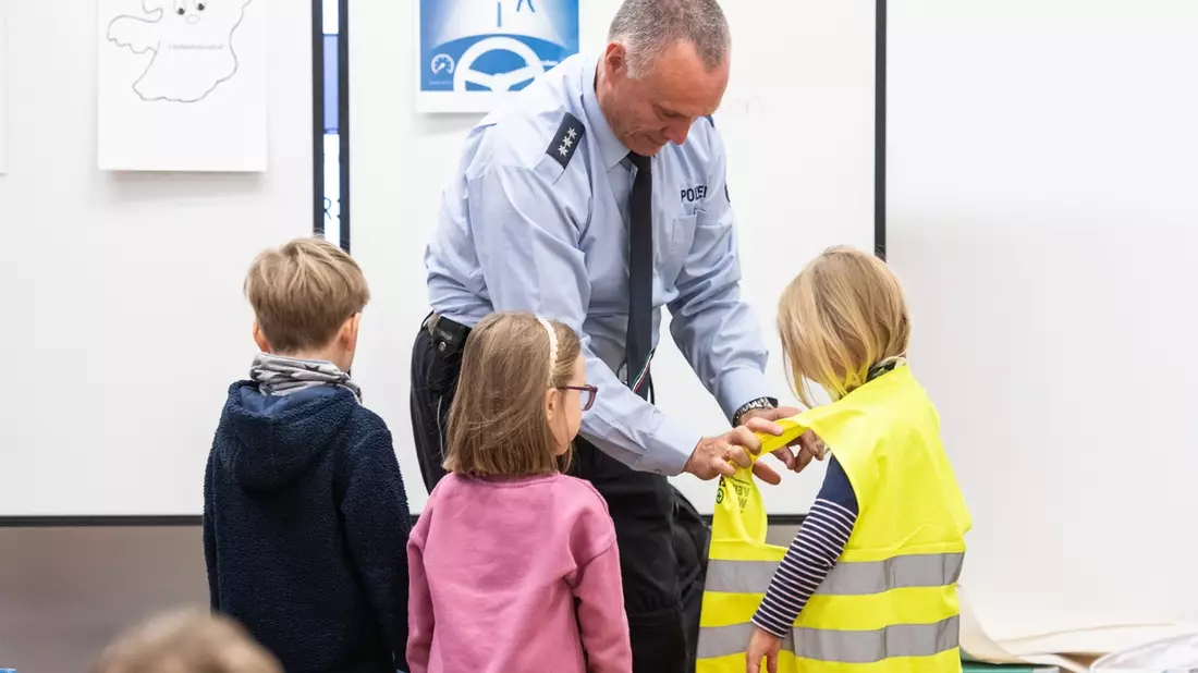 POL-RE: Kreis Recklinghausen/ Bottrop: Für mehr Sicherheit im Straßenverkehr - Präventionsreihe Funkeln im Dunkeln Teil einer landesweiten Aktionswoche - Bild: presseportal.de