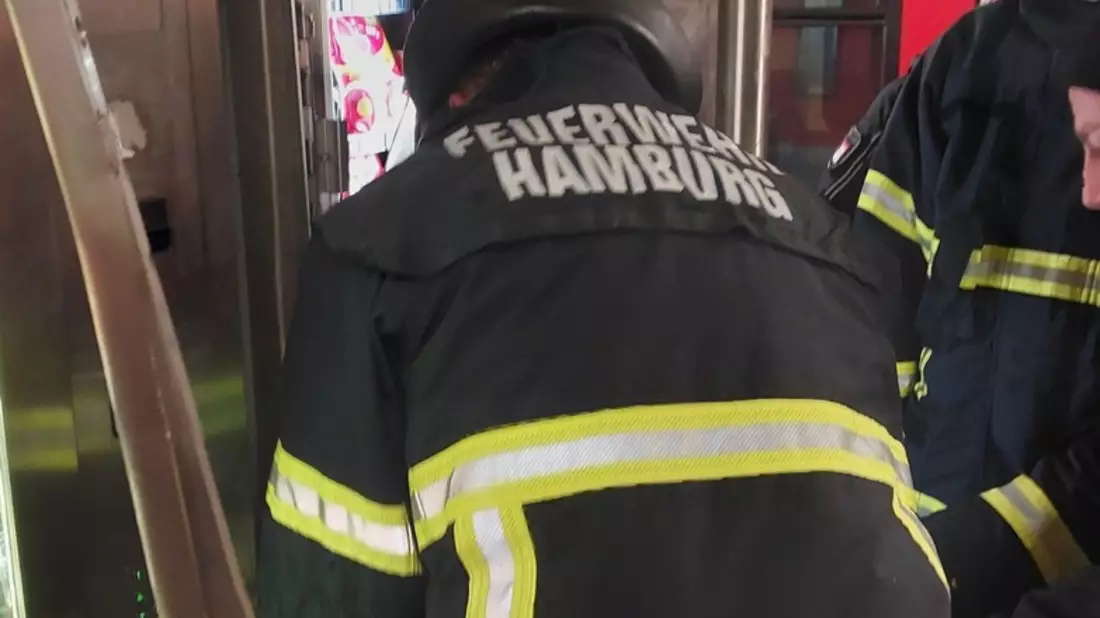 BPOL-HH: Offensichtlicher Heißhunger auf Süßes wird 33-Jährigen am Snackautomaten an Hamburger S-Bahnstation zum Verhängnis... -Feuerwehr muss Arm des Langfingers mit technischem Gerät aufwendig befreien- - Bild: presseportal.de