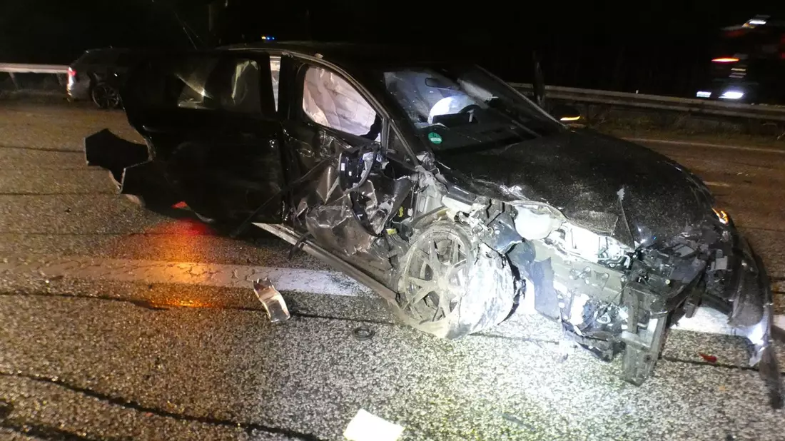 POL-HRO: Autobahn nach Unfall mit drei beteiligten Fahrzeugen voll gesperrt - Bild: presseportal.de
