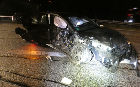 POL-HRO: Autobahn nach Unfall mit drei beteiligten Fahrzeugen voll gesperrt - Foto: presseportal.de