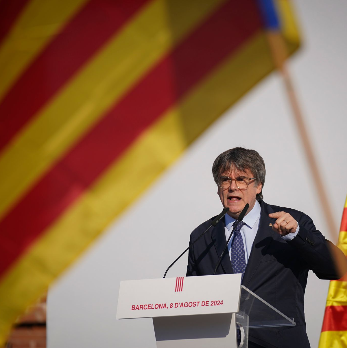 Puigdemont lebt seit Jahren im Exil - er könnte aber Spanien in eine Krise stürzen. (Archivbild) - Foto: Joan Mateu/AP/dpa