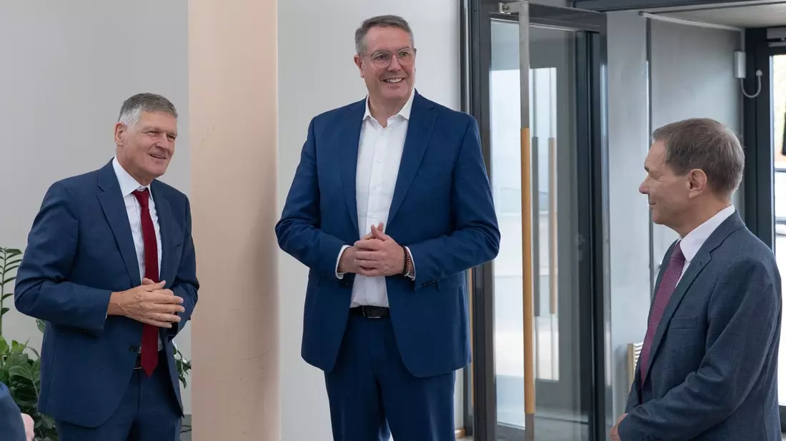 Ministerpräsident Schweitzer besucht und lobt Vereinigte Lohnsteuerhilfe - Bild: presseportal.de