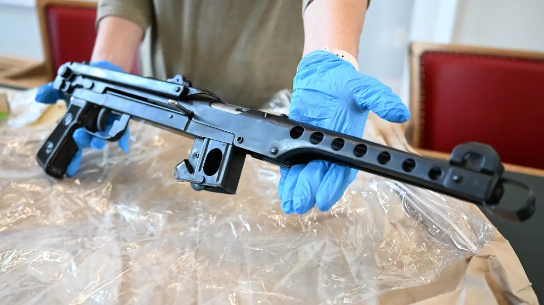 Mit den Waffen hätten Kriminelle verheerende Verbrechen verüben können, sagt Oberstaatsanwalt Wolf-Tilman Baumert. - Bild: Federico Gambarini/dpa