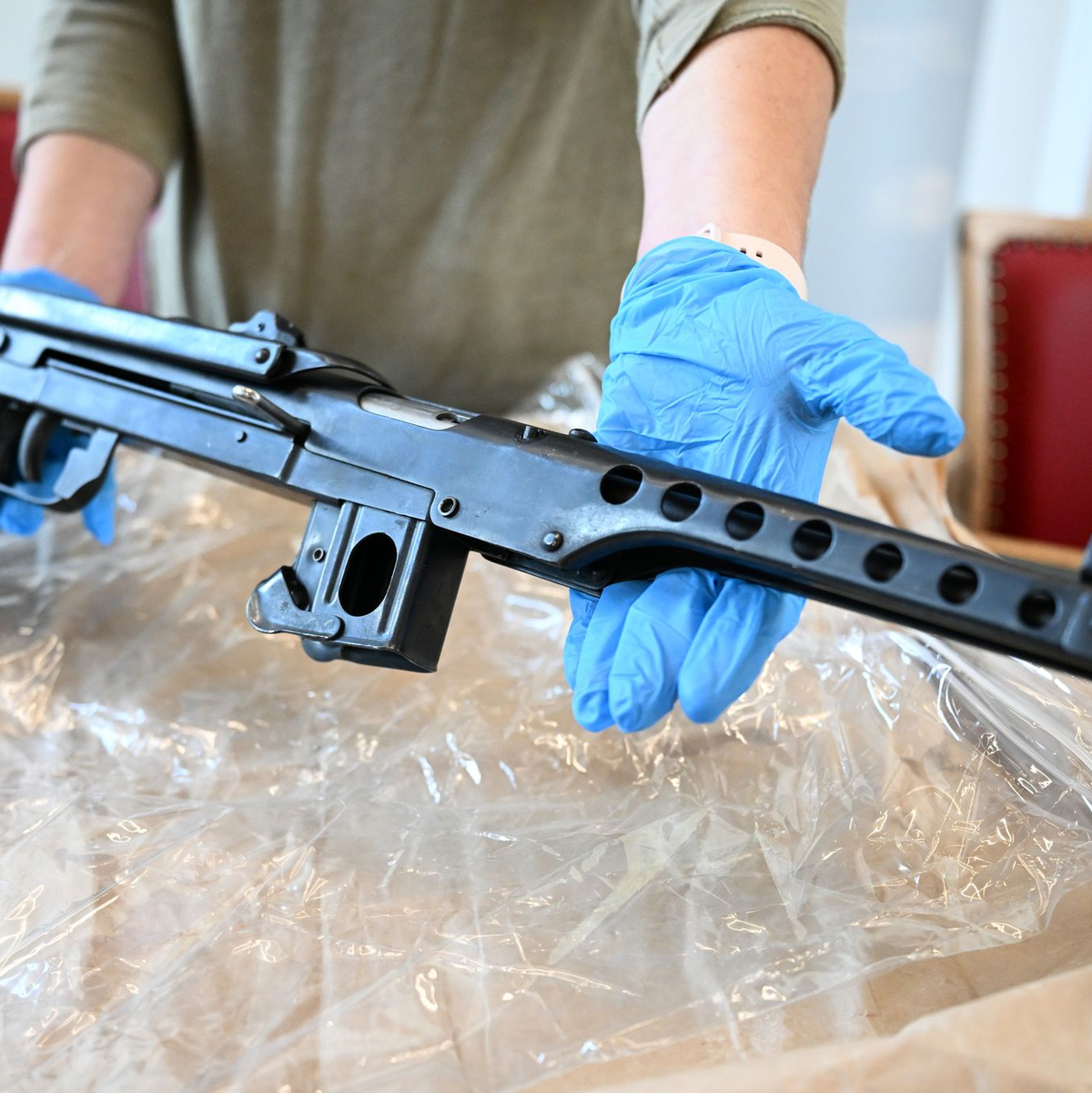 Mit den Waffen hätten Kriminelle verheerende Verbrechen verüben können, sagt Oberstaatsanwalt Wolf-Tilman Baumert. - Foto: Federico Gambarini/dpa