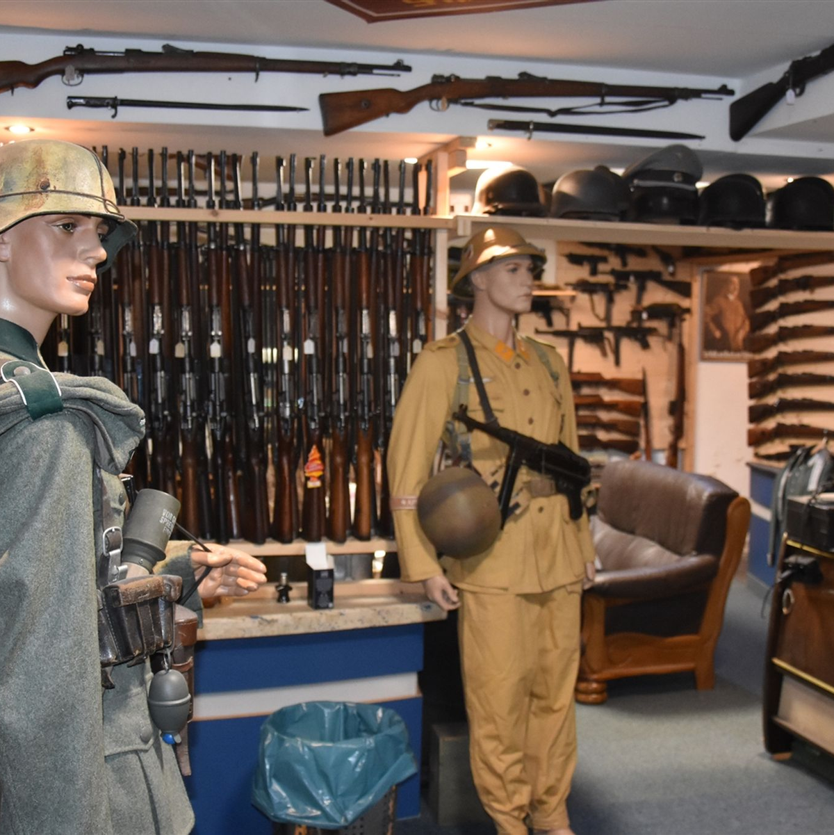 Unzählige Weltkriegswaffen, Wehrmachtsuniformen und auch aktuellere Kriegswaffen fanden die Beamten im Keller eines Hauptbeschuldigten. - Foto: --/Polizei Wuppertal/dpa