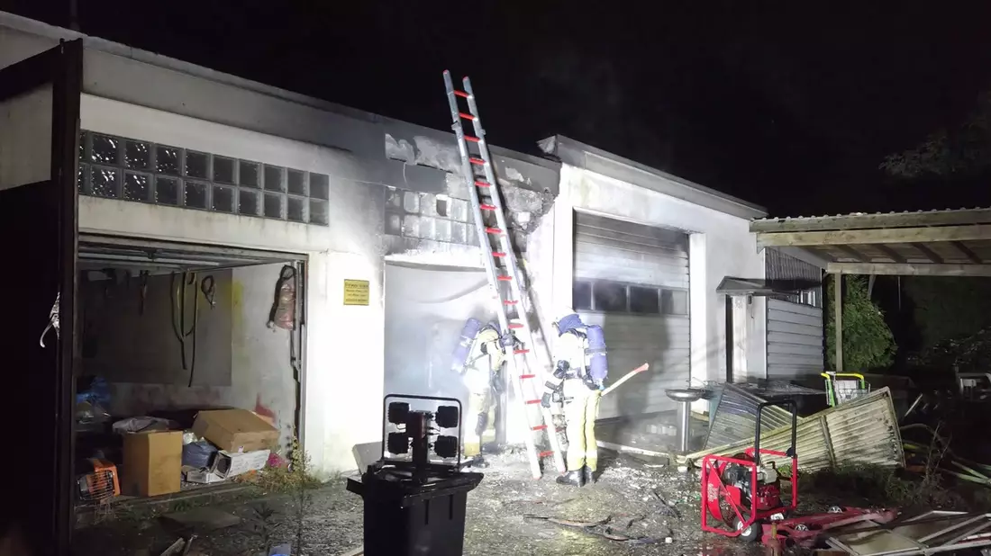 FW-RE: Garagenbrand in Gewerbebetrieb - keine Verletzten - Bild: presseportal.de