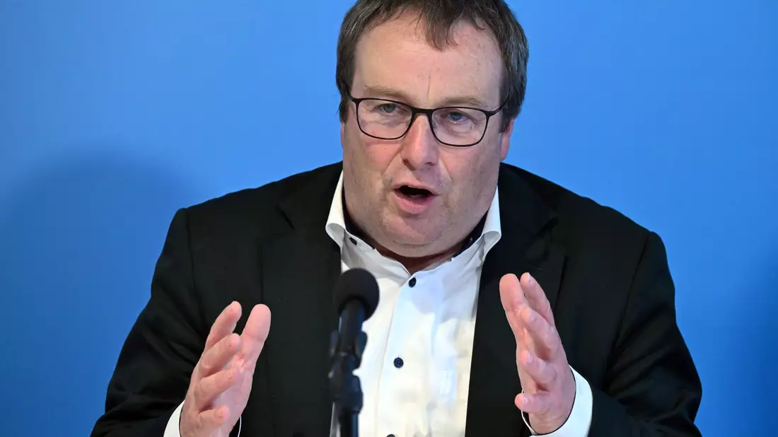 NRW-Verkehrsminister Krischer hat eine Warnung an seinen Amtskollegen im Bund. (Archivbild) - Bild: Federico Gambarini/dpa