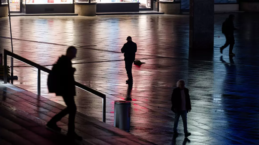 Nicht nur auf der Straße fühlen sich viele Frauen unsicher. (Symbolbild) - Bild: Henning Kaiser/dpa