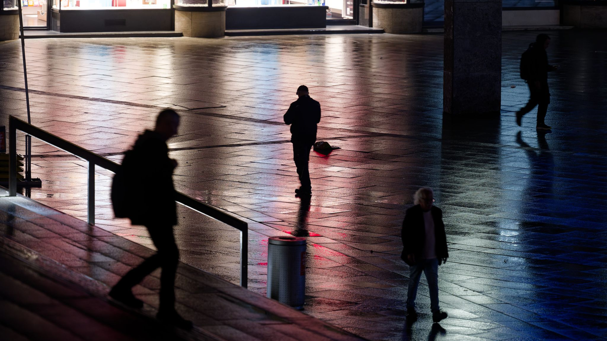 Nicht nur auf der Straße fühlen sich viele Frauen unsicher. (Symbolbild) - Foto: Henning Kaiser/dpa