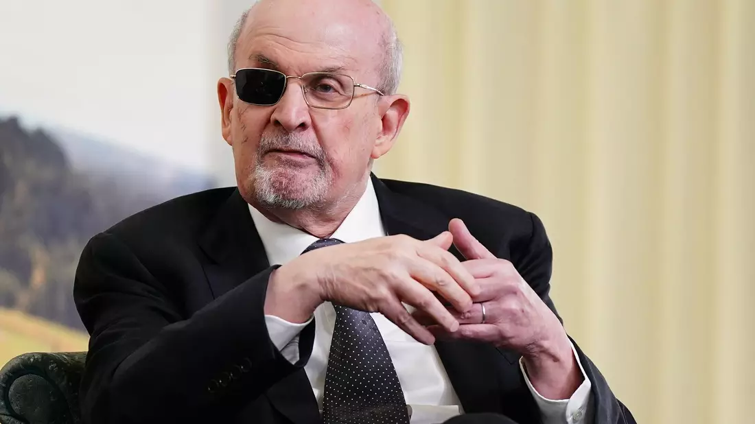Rushdie sprach mit dem Magazin «Tatler» über das Attentat. (Archivbild) - Bild: Jacob King/PA Wire/dpa