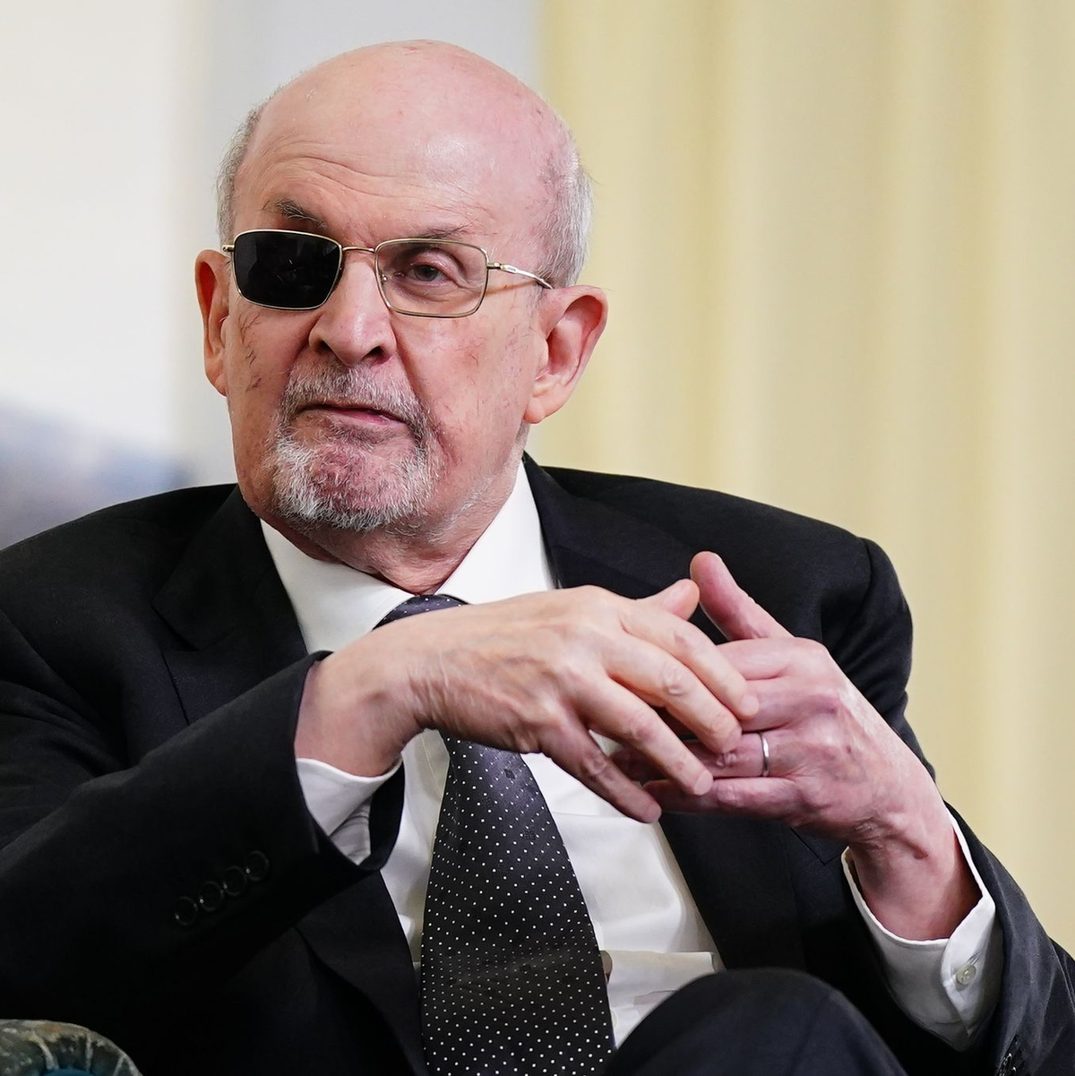 Rushdie sprach mit dem Magazin «Tatler» über das Attentat. (Archivbild) - Foto: Jacob King/PA Wire/dpa