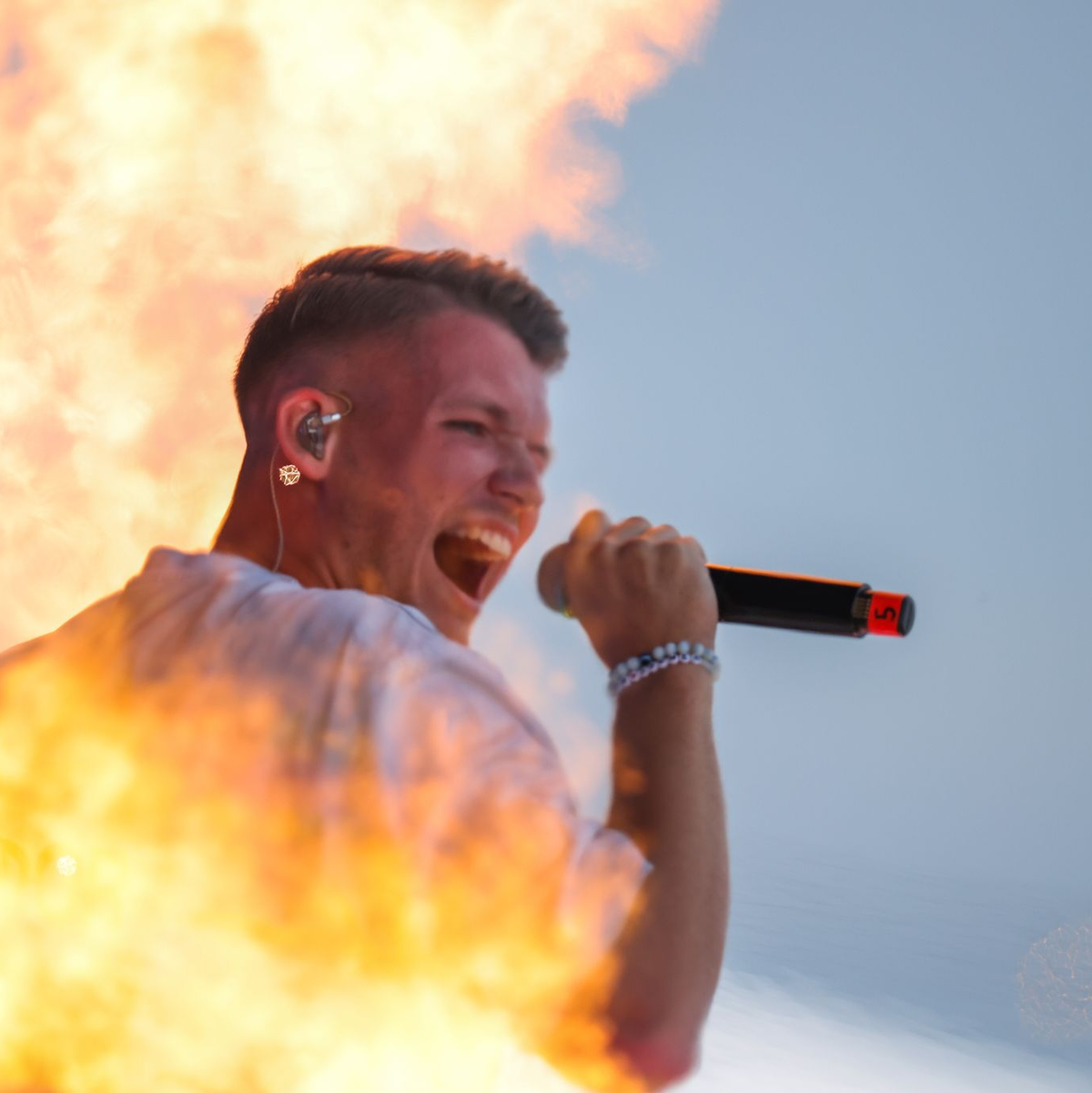 Erst Feuer, jetzt Eis: Julian Sommer zieht es im Winter auch auf die Skipiste. (Archivbild) - Foto: Christoph Reichwein/dpa