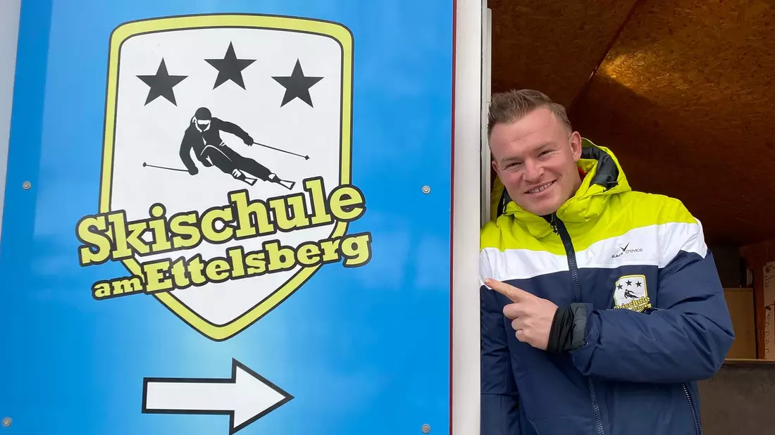 Von der Playa an die Piste: Julian Benz hat zwei Skischulen im Sauerland. (Handout) - Bild: Julian Benz/privat/dpa