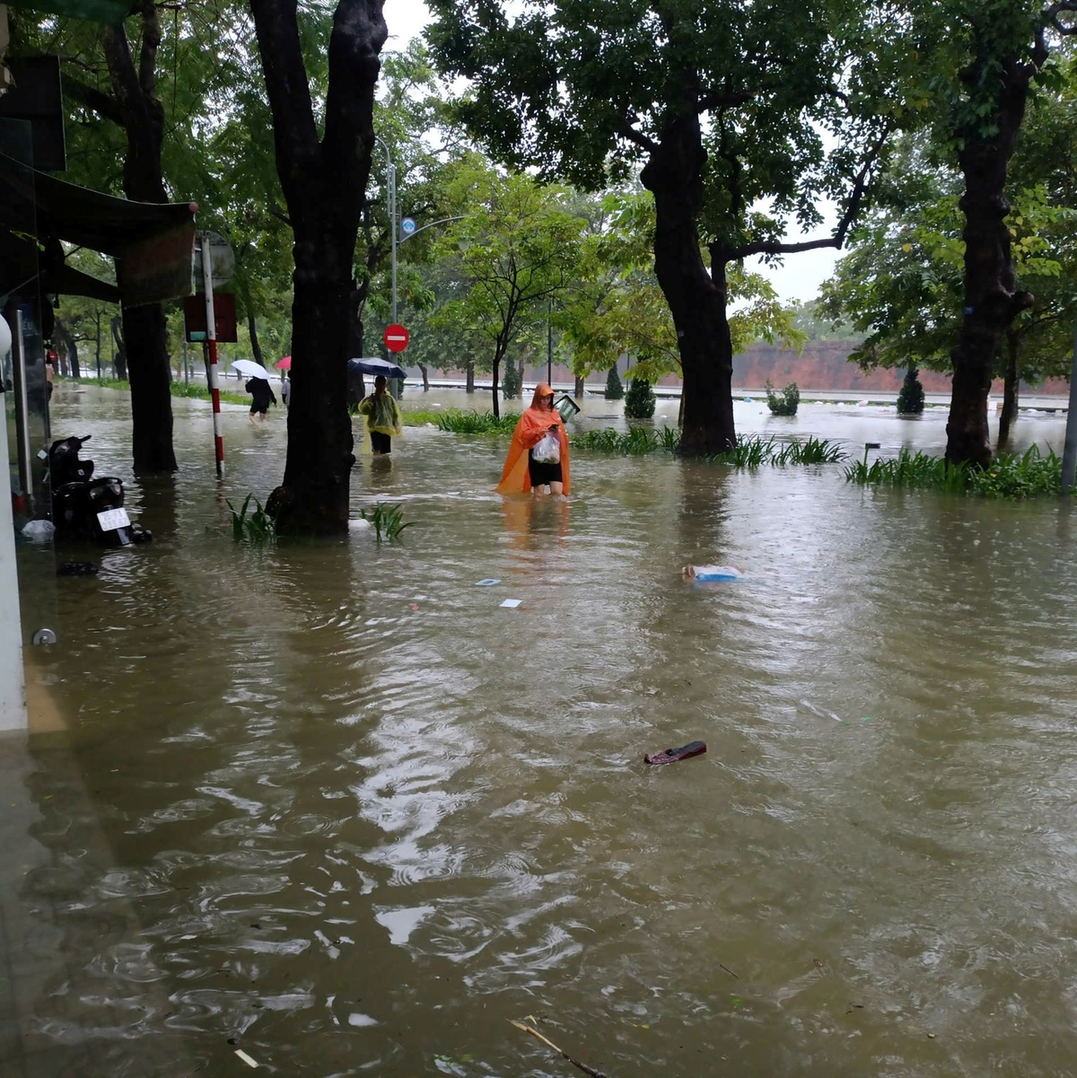 Die Behörden warnten vor Sturzfluten. - Foto: Hoang Le Y Minh/dpa