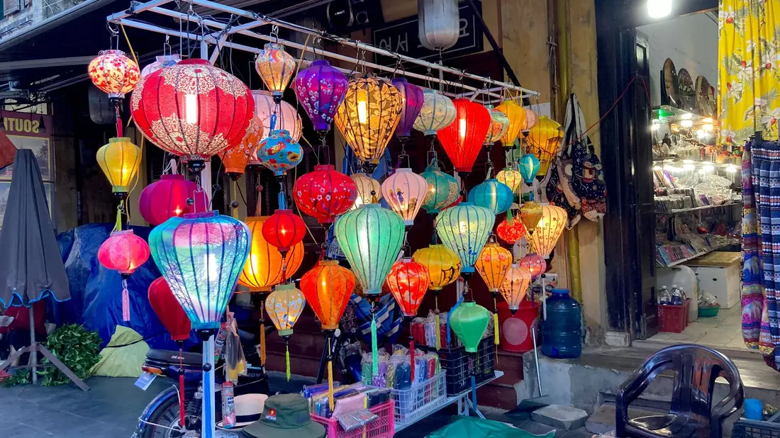 Hoi An ist für seine malerische Altstadt und seine bunten Lampions weltweit berühmt. (Archivbild) - Bild: Carola Frentzen/dpa-tmn
