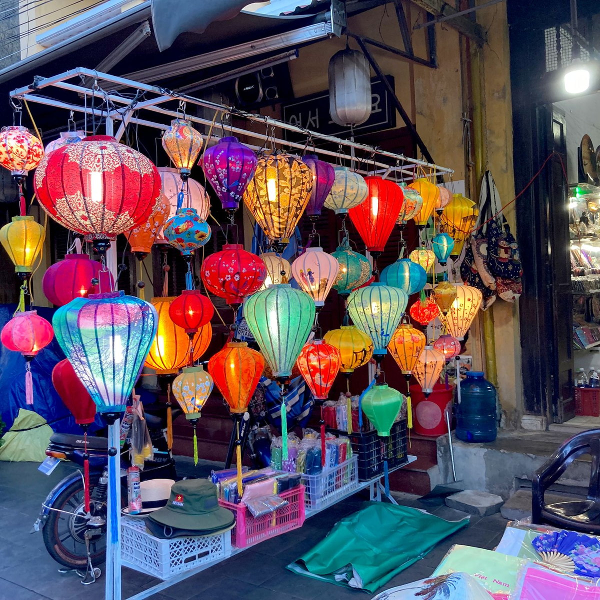 Hoi An ist für seine malerische Altstadt und seine bunten Lampions weltweit berühmt. (Archivbild) - Foto: Carola Frentzen/dpa-tmn