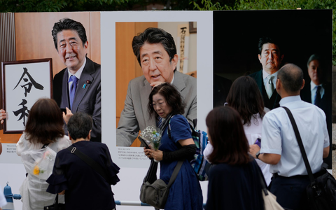 Abes gewaltsamer Tod in einem der sichersten Länder der Welt hatte im In- und Ausland Fassungslosigkeit ausgelöst. (Archivbild)  - Foto: Shuji Kajiyama/AP/dpa