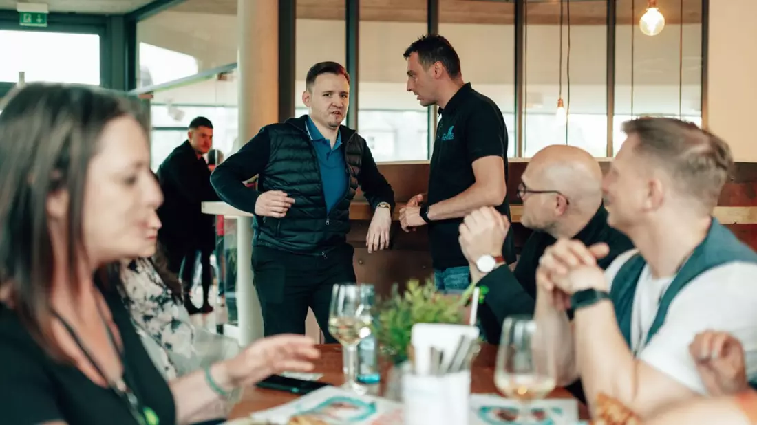 Synchronsprechen, Hörbuchsprechen, Voice-over: Patrick Khatrao von der Golden Voice Academy verrät, warum die feinen Unterschiede für Sprecher und Auftraggeber entscheidend sind - Bild: presseportal.de