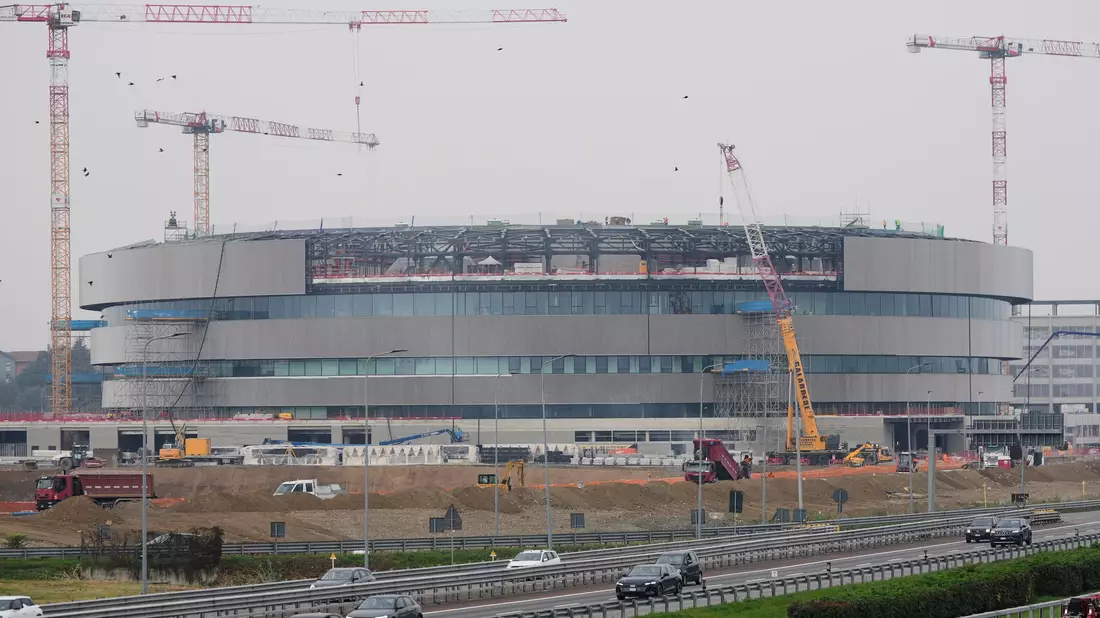 An der Eishockey-Arena wird noch gebaut. - Bild: Luca Bruno/AP/dpa