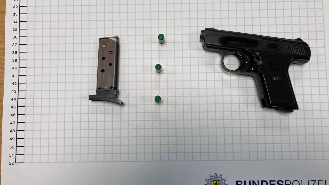 BPOL NRW: Schusswaffe im Hauptbahnhof: Bundespolizei beschlagnahmt Pistole - Bild: presseportal.de
