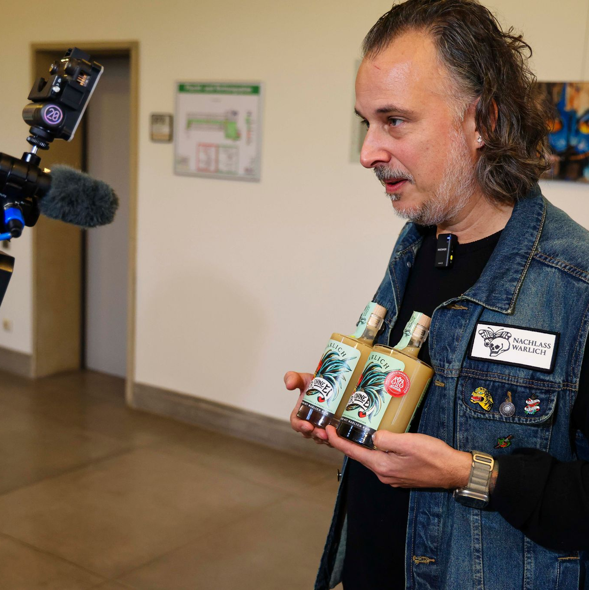 Eindeutiges Urteil: Ein Likör ohne Ei darf «Likör ohne Ei» heißen. Unternehmer Ole Wittmann präsentiert seine Liköre. - Foto: Frank Molter/dpa