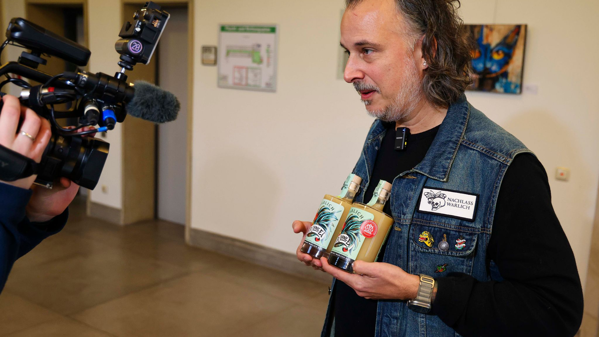 Freude über Erfolg vor Gericht: Unternehmer darf Namen «Likör ohne Ei» verwenden.  - Foto: Frank Molter/dpa