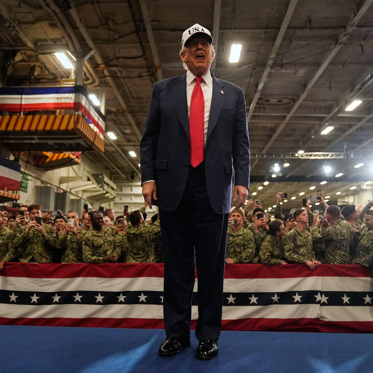 Trump besucht US-Truppen. - Foto: Mark Schiefelbein/AP/dpa