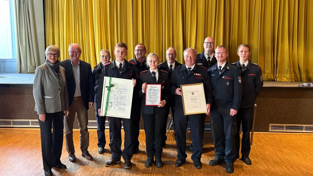 FW Beverungen: 130 Jahre Jugendarbeit der Feuerwehr Beverungen: Dreifach-Jubiläum mit Leistungsabnahme am Schulzentrum - Bild: presseportal.de
