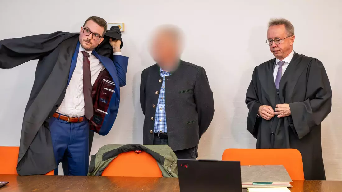 Die Angeklagten zeigten zum Prozessauftakt Schuldgefühle. (Archivbild) - Bild: Peter Kneffel/dpa