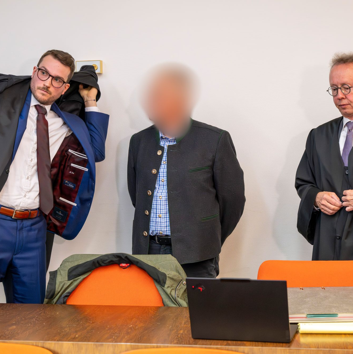 Die Angeklagten zeigten zum Prozessauftakt Schuldgefühle. (Archivbild) - Foto: Peter Kneffel/dpa