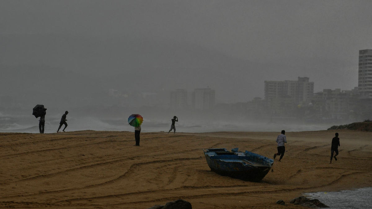 Ein schwerer Zyklon hält vor seinem Auftreffen auf Land Menschen und Behörden an Indiens Ostküste im Golf von Bengalen in Atem. - Foto: Mahesh Kumar A./AP/dpa