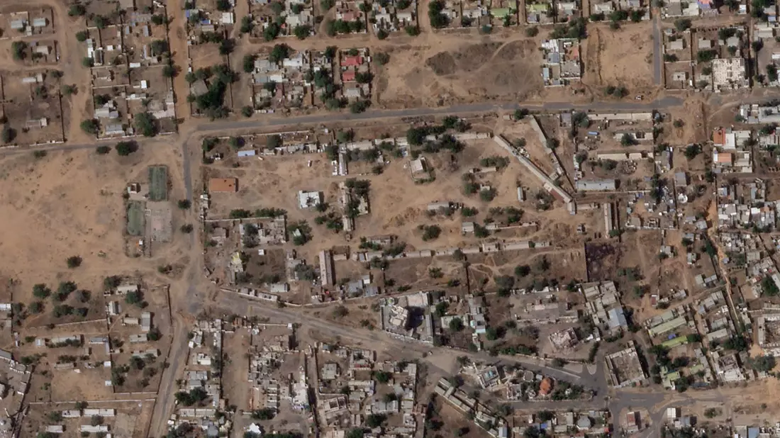 Die paramilitärische Miliz RSF hat nun fast komplett die Kontrolle der westlichen Region Darfur gewonnen. Der Konflikt zwischen der Armee und der RSF erreicht damit einen neuen Höhepunkt. - Bild: Planet Labs PBC/Planet Labs PBC/AP/dpa