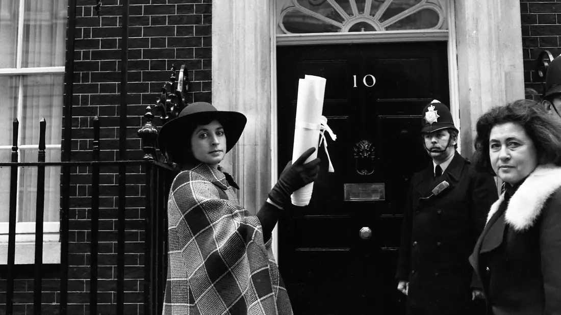 Die Schauspielerin Prunella Scales im Jahr 1975 vor Downing Street 10 in London. (Archivbild) - Bild: Robert Dear/AP/dpa