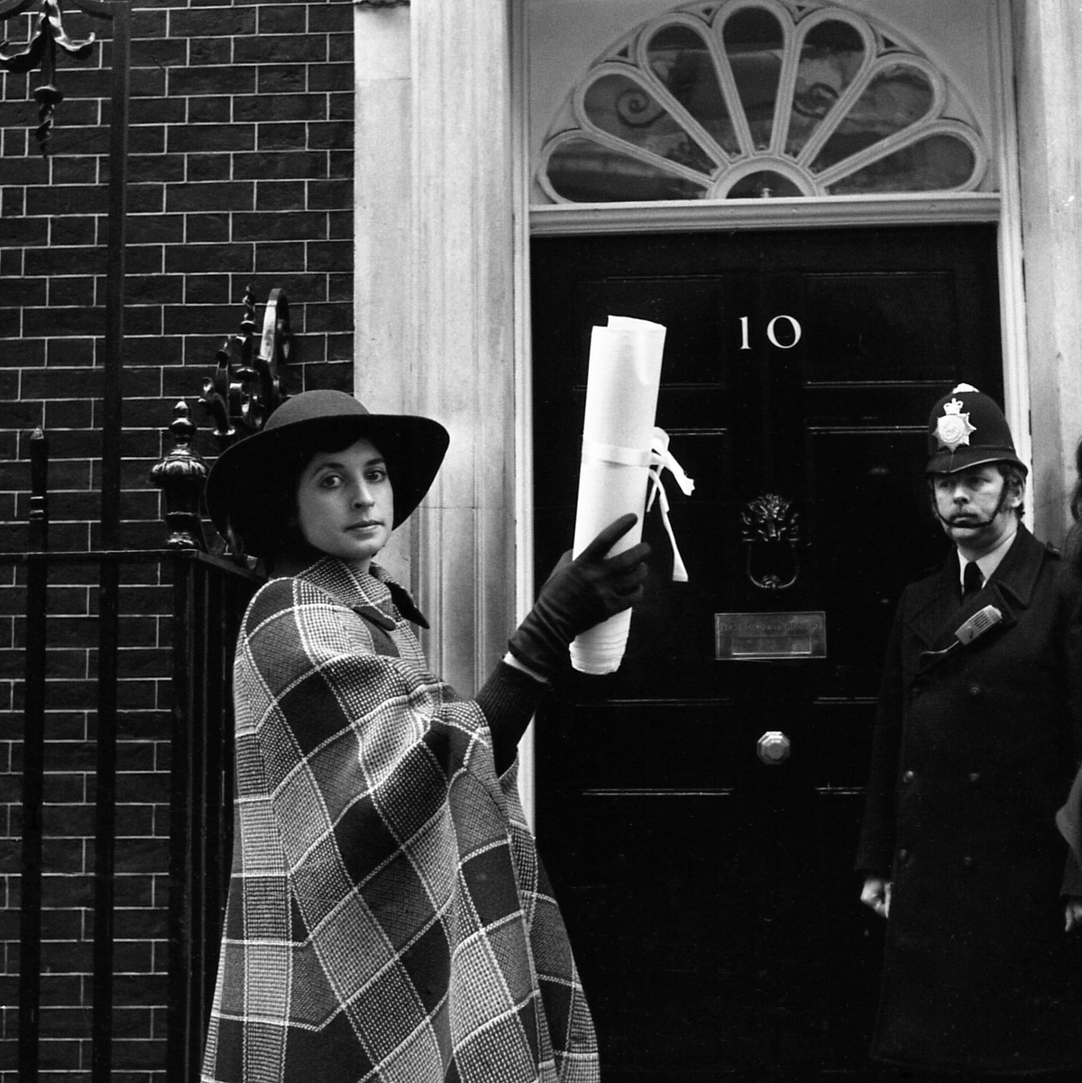 Die Schauspielerin Prunella Scales im Jahr 1975 vor Downing Street 10 in London. (Archivbild) - Foto: Robert Dear/AP/dpa