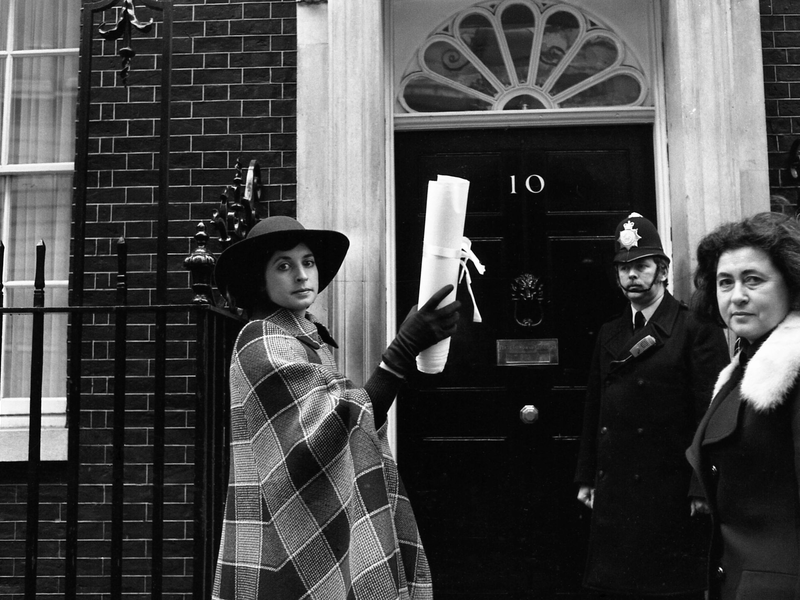 Die Schauspielerin Prunella Scales im Jahr 1975 vor Downing Street 10 in London. (Archivbild) - Foto: Robert Dear/AP/dpa