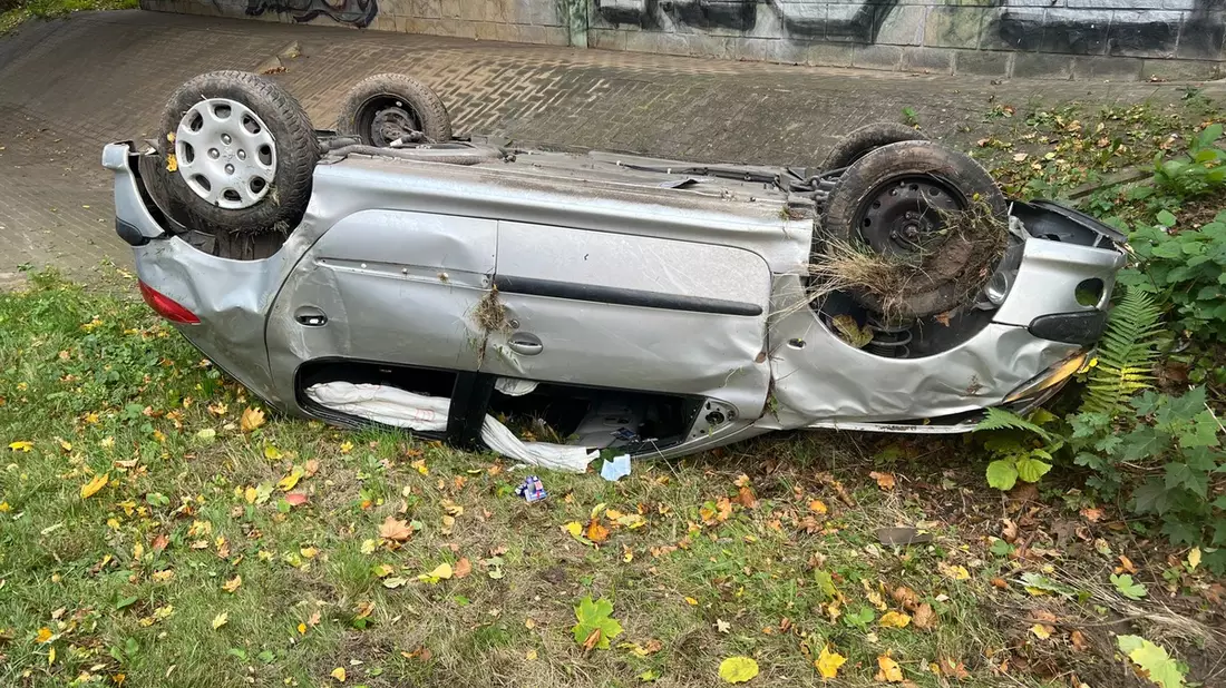 POL-NI: Pkw bleibt nach Verkehrsunfall auf dem Dach liegen - Bild: presseportal.de