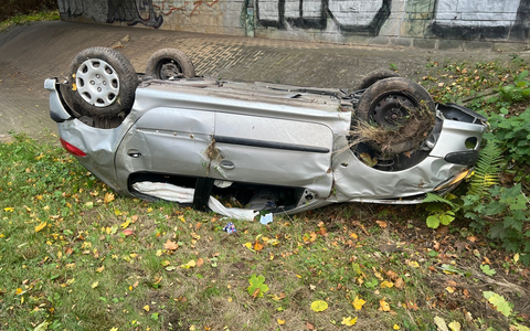 POL-NI: Pkw bleibt nach Verkehrsunfall auf dem Dach liegen - Foto: presseportal.de