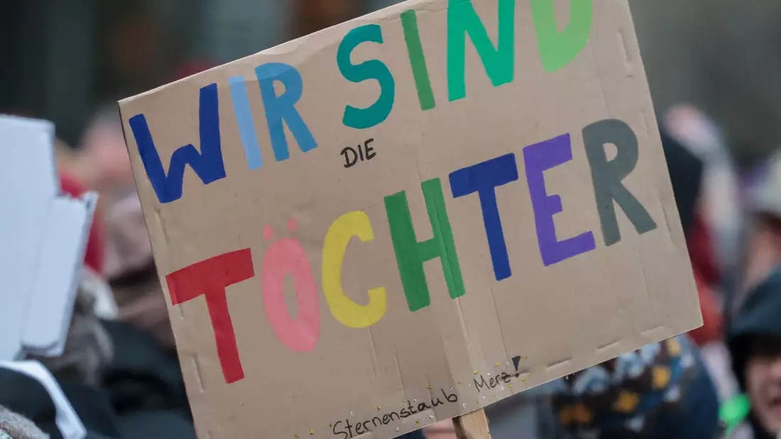 Kanzler Merz hat mit seinen «Stadtbild»-Äußerungen eine Debatte ausgelöst. (Illustration) - Bild: Focke Strangmann/dpa