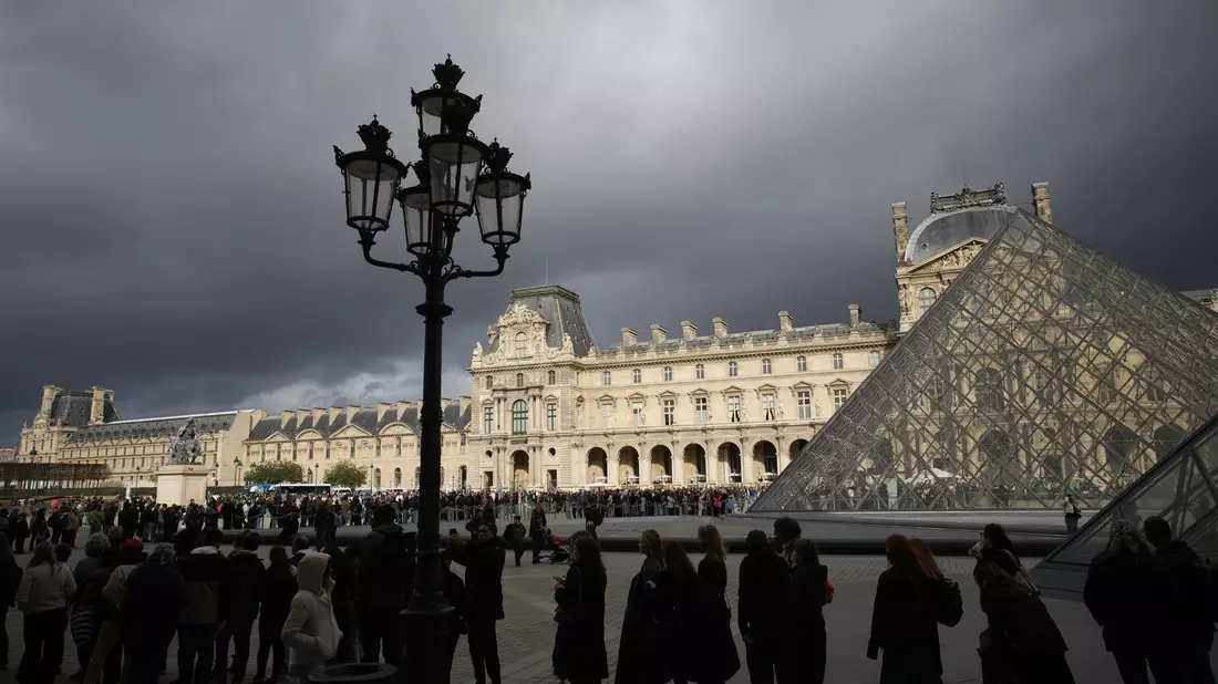 Mit den Sicherheitsvorkehrungen im Pariser Louvre soll es nicht zum Besten bestellt sein (Archivbild). - Bild: Christophe Ena/AP/dpa