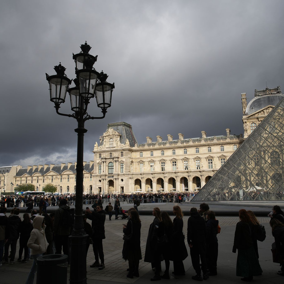 Mit den Sicherheitsvorkehrungen im Pariser Louvre soll es nicht zum Besten bestellt sein (Archivbild). - Foto: Christophe Ena/AP/dpa