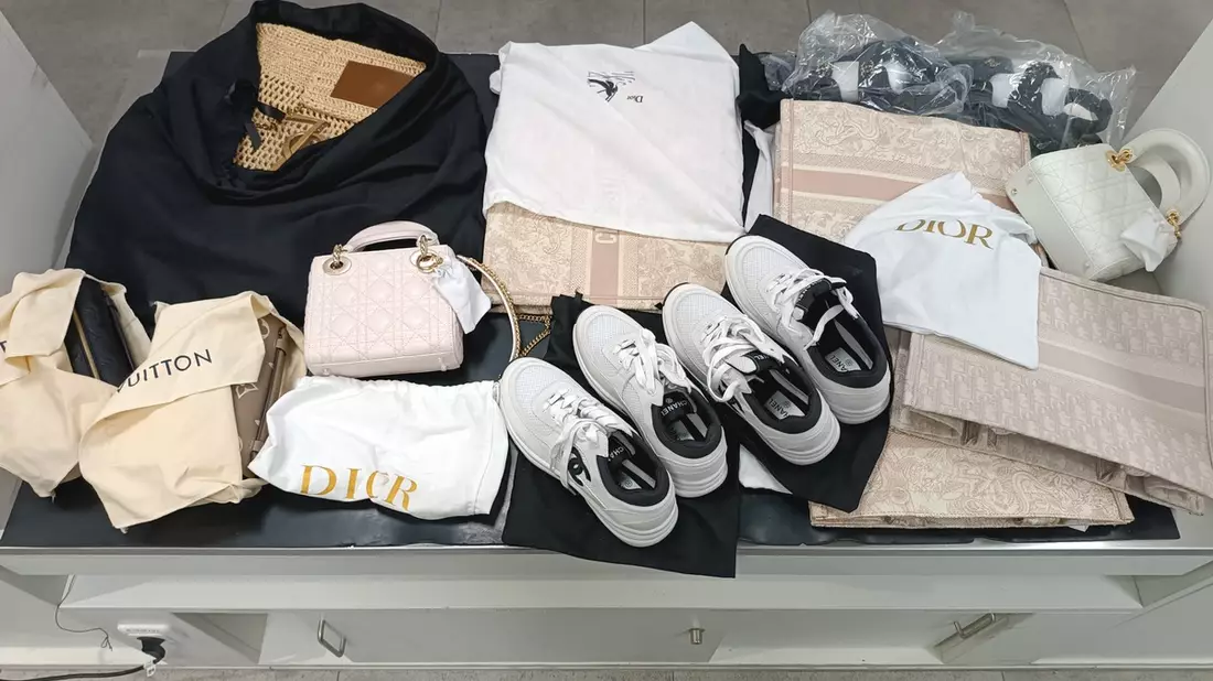 HZA-K: Shoppingtour in Dubai endet für Mutter und Tochter mit Steuerstrafverfahren / Kölner Zoll vereitelt Schmuggelversuch von Luxus-Handtaschen und -Schuhen - Bild: presseportal.de
