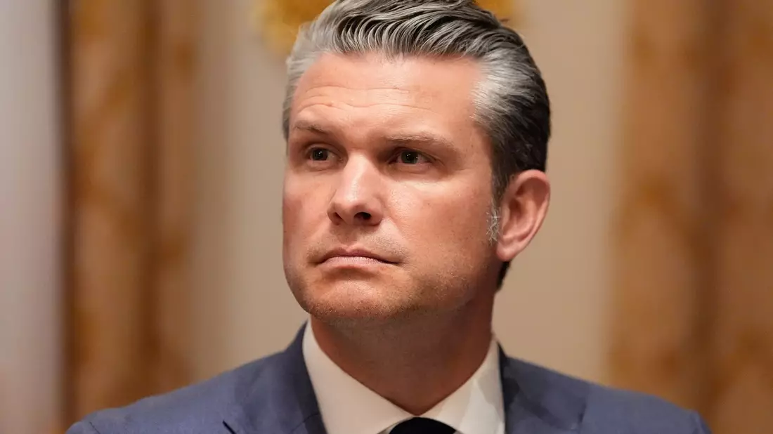 Hegseth nennt sich seit längerer Zeit Kriegsminister. (Archivbild) - Bild: Alex Brandon/AP/dpa