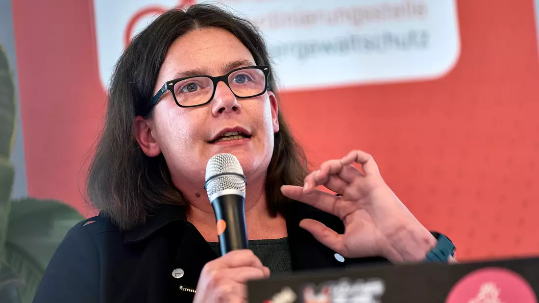 Viele betroffene Männer verharmlosen ihre Gewalterfahrung, sagt Tobias Schiefer. - Bild: Michael Ukas/dpa